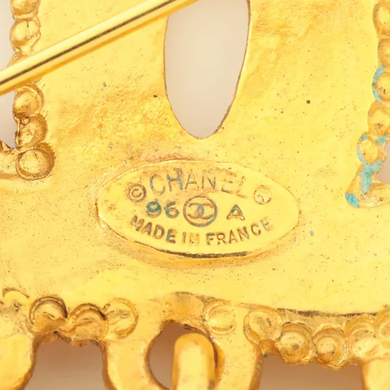 シャネル ココマーク 96A ブローチ裏側の刻印（CHANEL 96 A MADE IN FRANCE）
