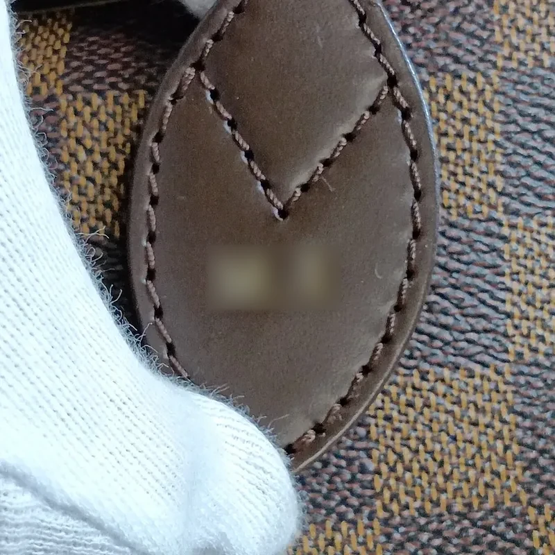 持ち手の付け根の革に入ったホットスタンプの接写