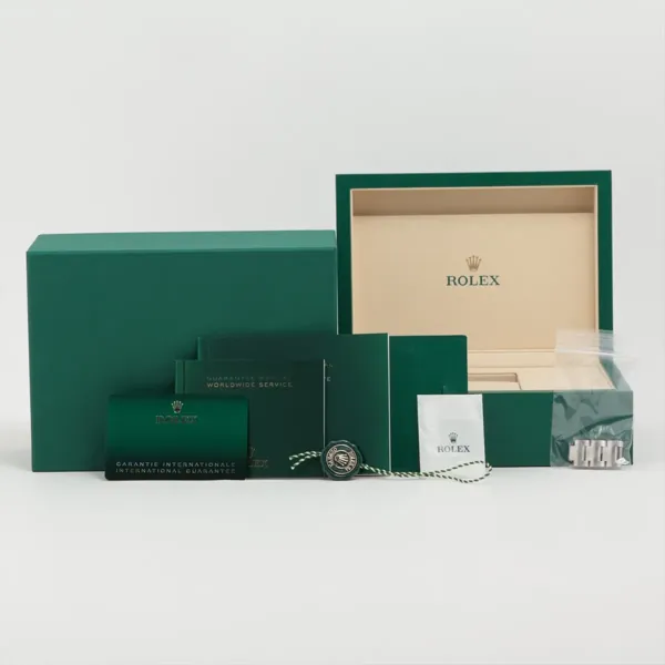 126610LNの箱・保証書などの付属品